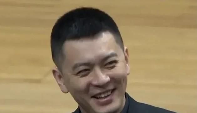 而从他们娴熟的配合和动作来看，两人似乎不是初犯了